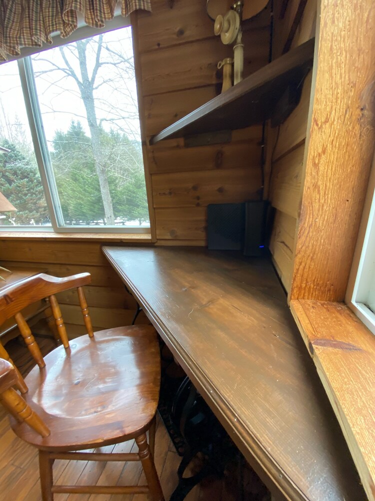 Charming Cattail Cabin Nestled in the Mountains