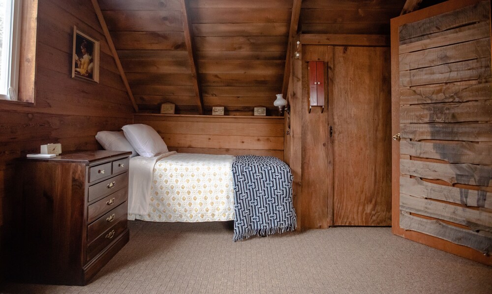 Charming Cattail Cabin Nestled in the Mountains