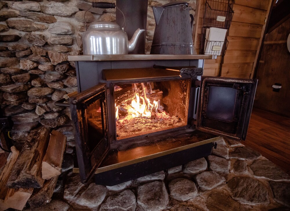 Charming Cattail Cabin Nestled in the Mountains