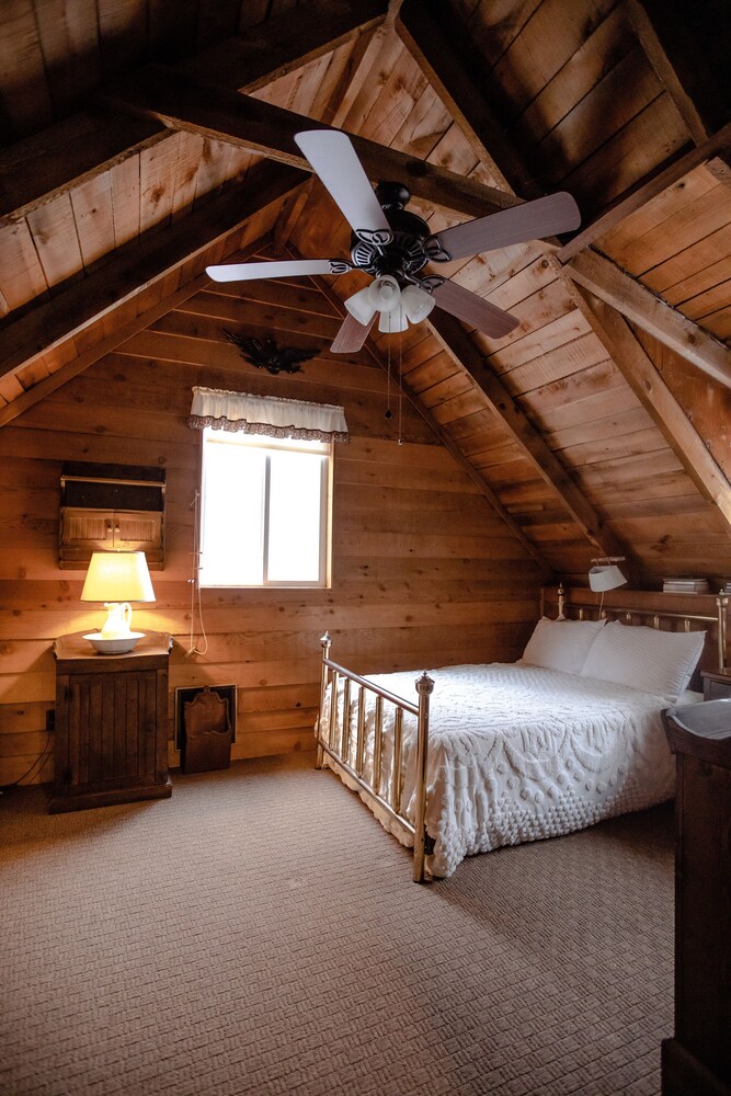 Charming Cattail Cabin Nestled in the Mountains