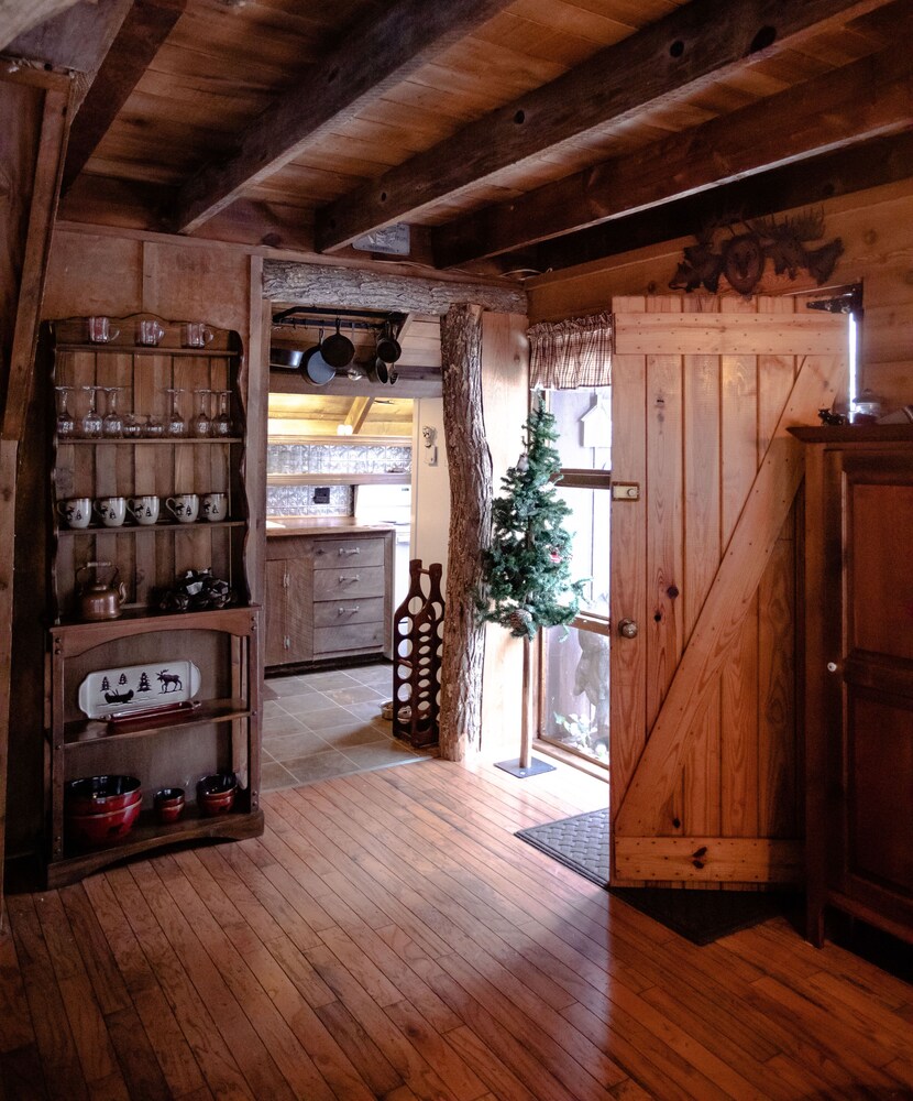 Charming Cattail Cabin Nestled in the Mountains