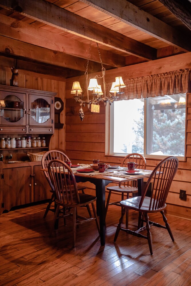 Charming Cattail Cabin Nestled in the Mountains