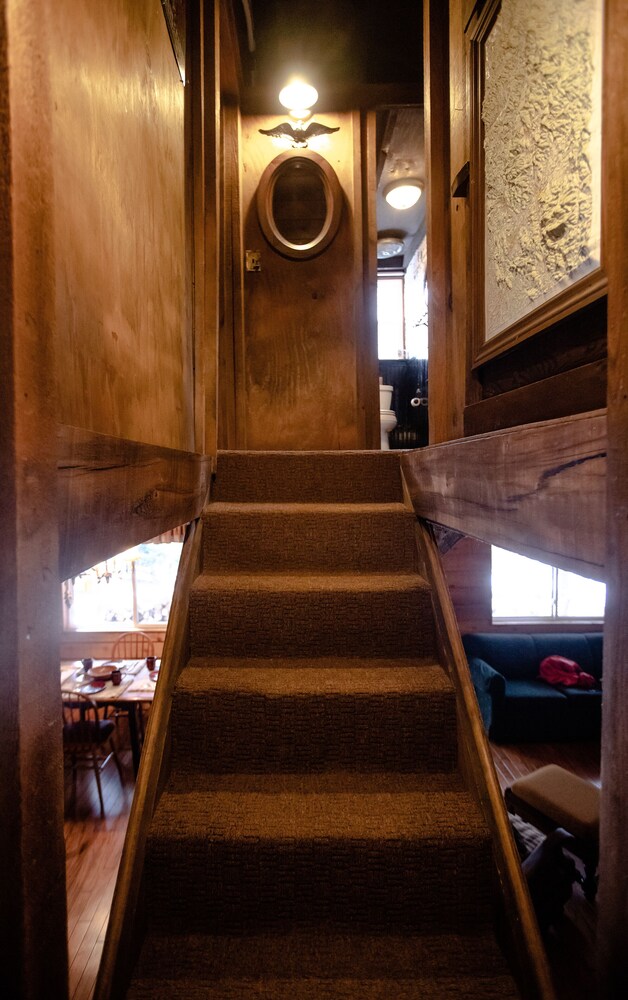 Charming Cattail Cabin Nestled in the Mountains