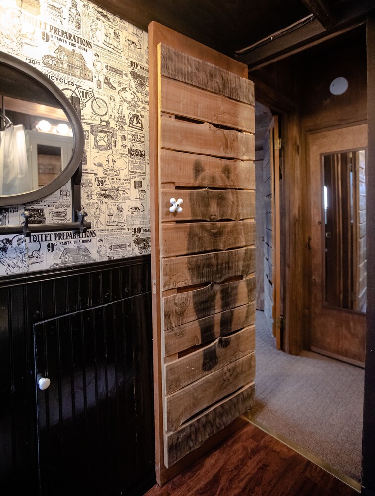 Charming Cattail Cabin Nestled in the Mountains