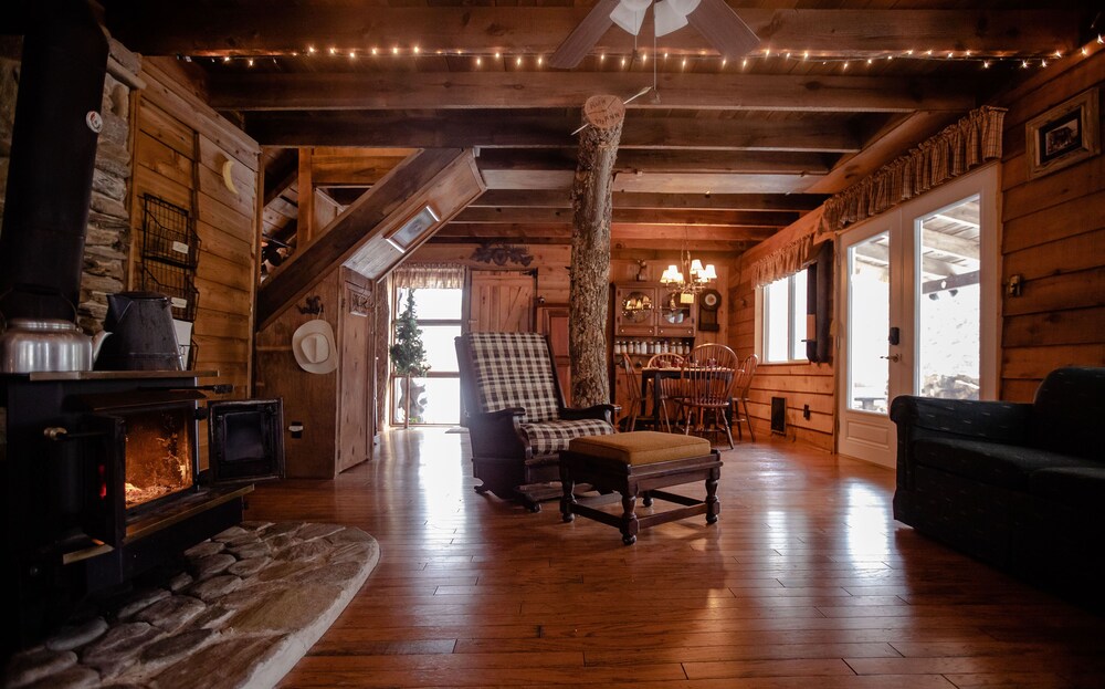 Charming Cattail Cabin Nestled in the Mountains