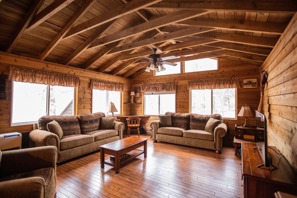 Charming Cattail Cabin Nestled in the Mountains