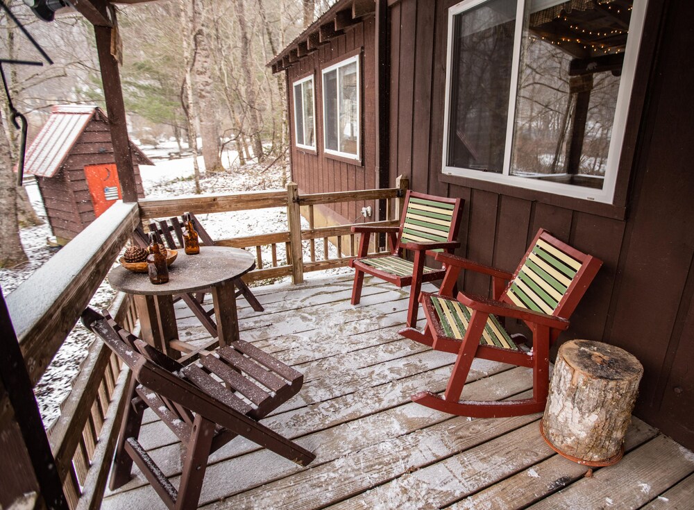 Charming Cattail Cabin Nestled in the Mountains