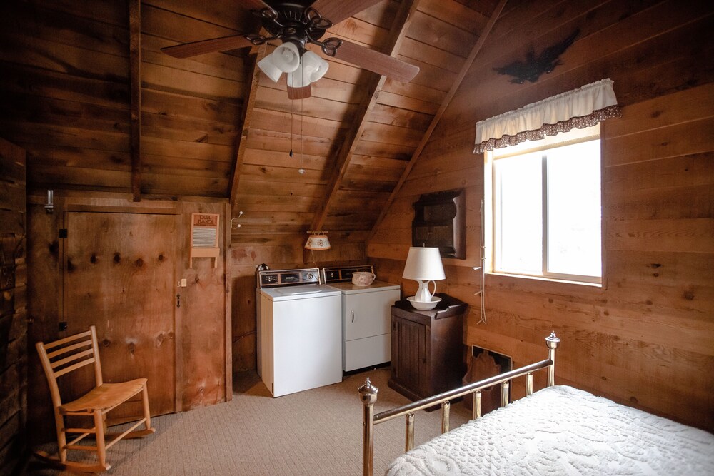 Charming Cattail Cabin Nestled in the Mountains