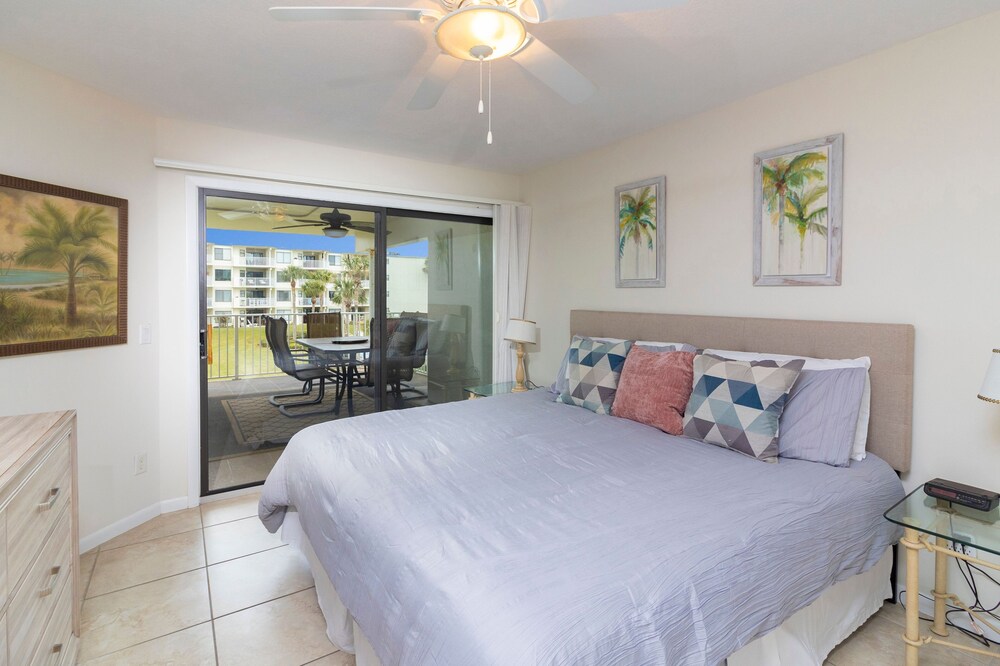 CRC 1207 Newly Renovated! Gold Ocean and Pool View Condo Butler