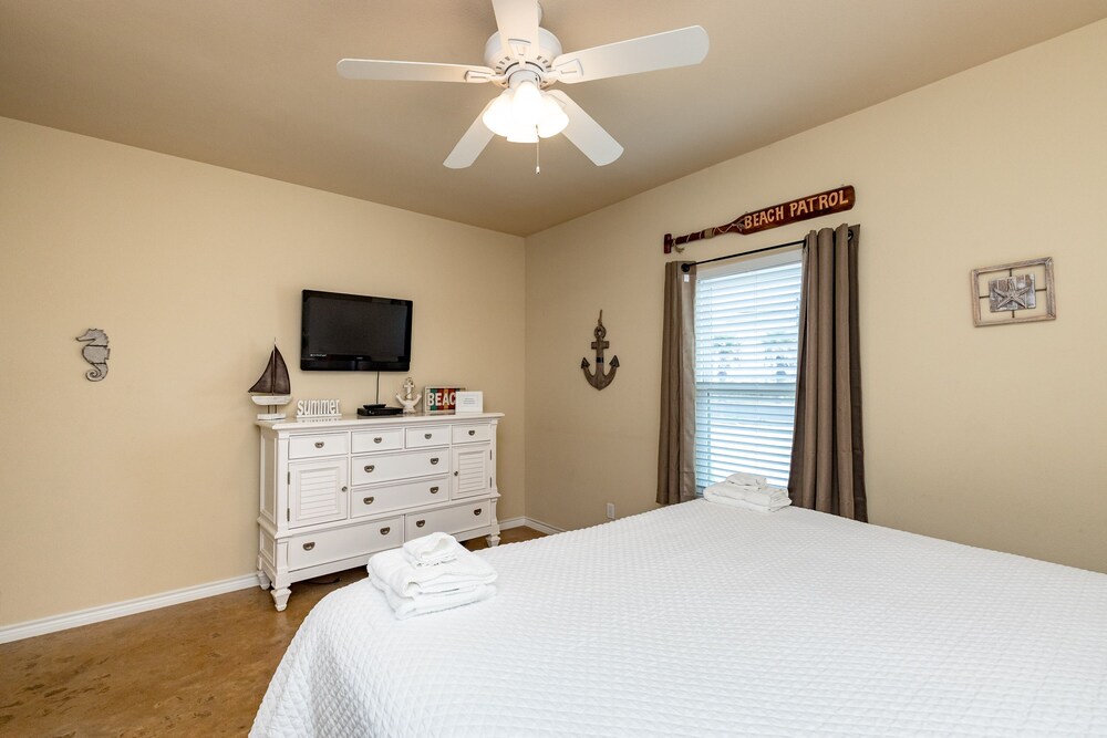 PetFriendly Comfy Coastal Condo w/ King Bed & The Best Pool on The