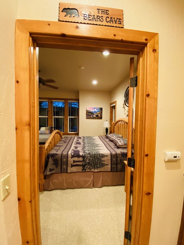 Lakefront cabin with private boat launch, with boat slip !! Bass Lake