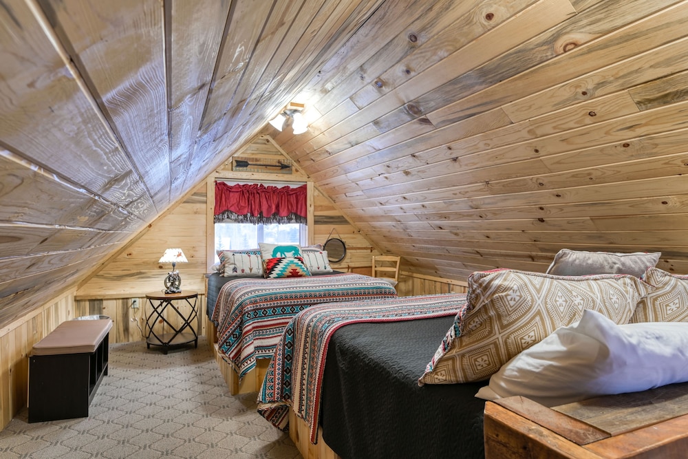 Remodeled Cabin In South Fork w/Free WiFi/Furnished Patio/Private