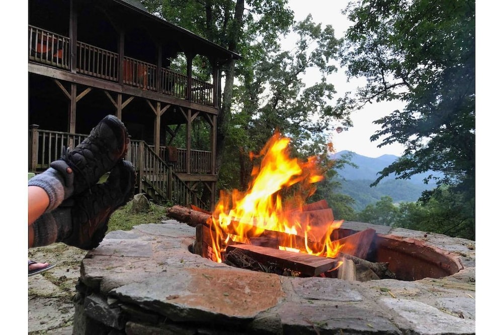 Log cabin mountain getaway with amazing views