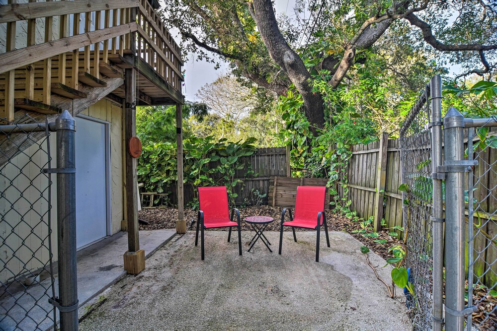 NEW! Cozy Beach Apt. w/ Pool, 3 Mi to St. Pete!