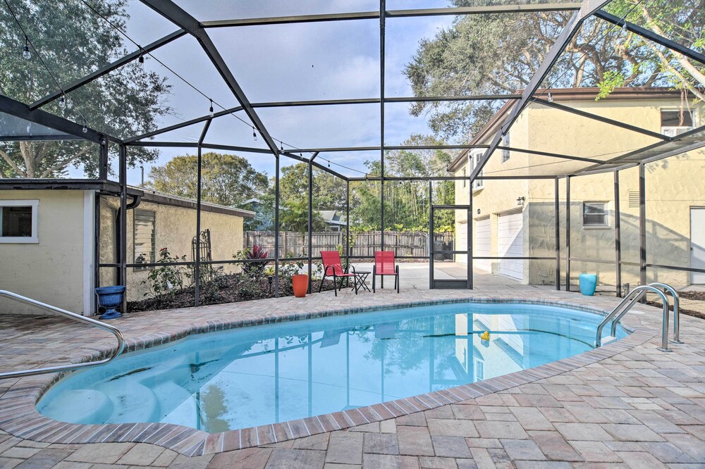 NEW! Cozy Beach Apt. w/ Pool, 3 Mi to St. Pete!