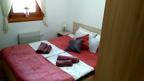 2 bedrooms, iron/ironing board, free WiFi, bed sheets