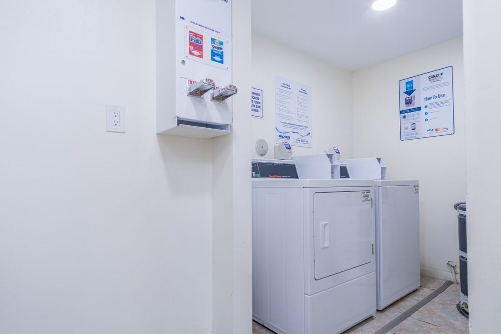 Miami Escape! Close to Art Deco, Port of Miami, Shopping Center! Fitness Center