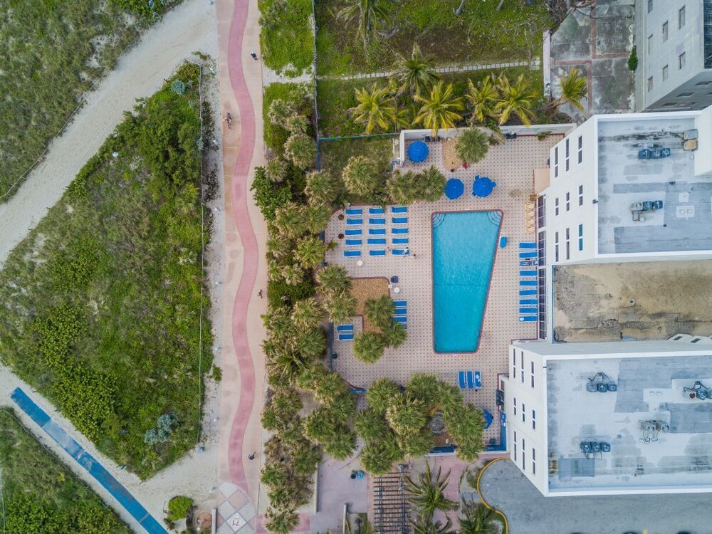 Miami Escape! Close to Art Deco, Port of Miami, Shopping Center! Fitness Center