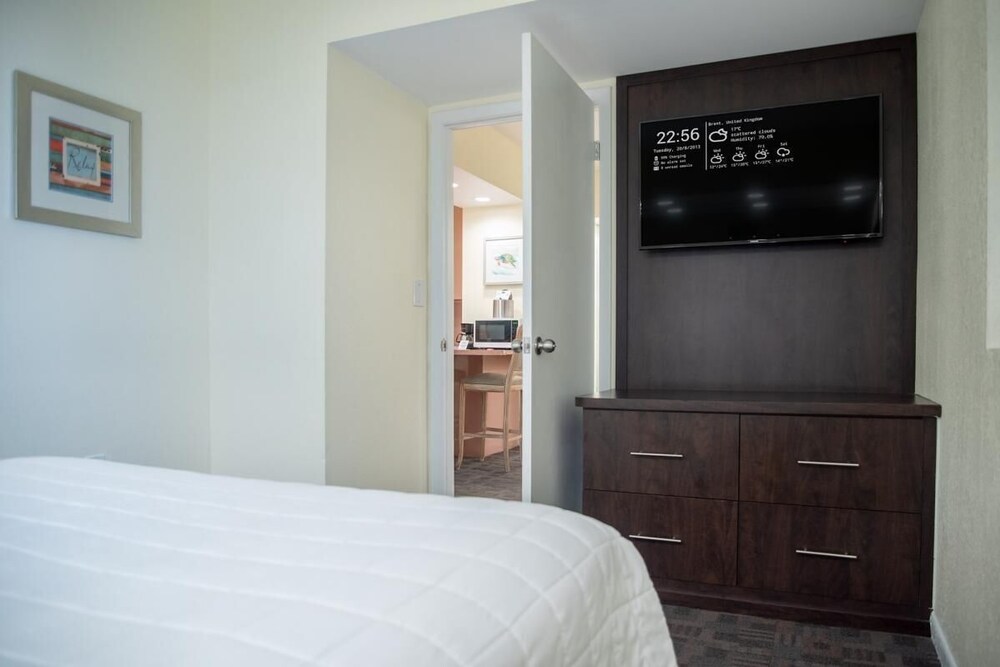 Miami Escape! Close to Art Deco, Port of Miami, Shopping Center! Fitness Center