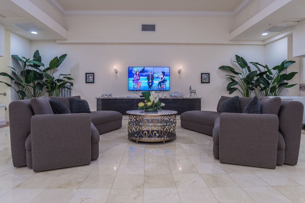 Miami Escape! Close to Art Deco, Port of Miami, Shopping Center! Fitness Center