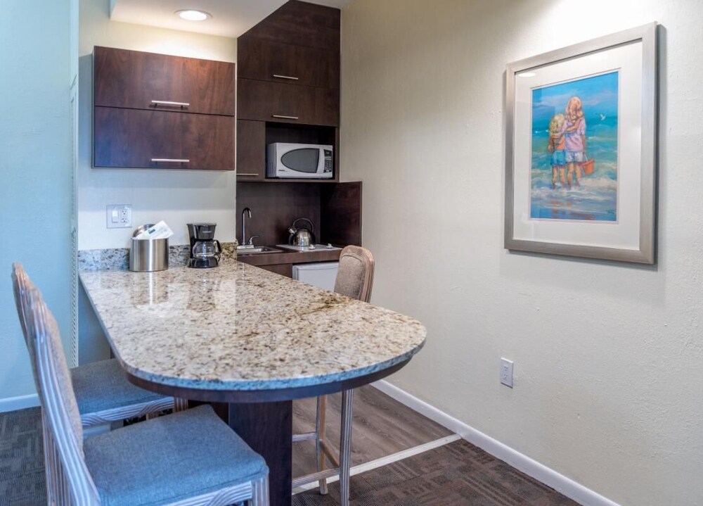 Miami Escape! Close to Art Deco, Port of Miami, Shopping Center! Fitness Center