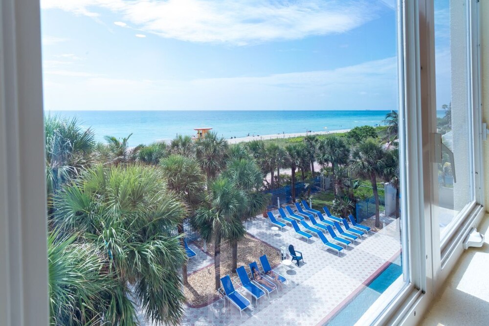 Miami Escape! Close to Art Deco, Port of Miami, Shopping Center! Fitness Center