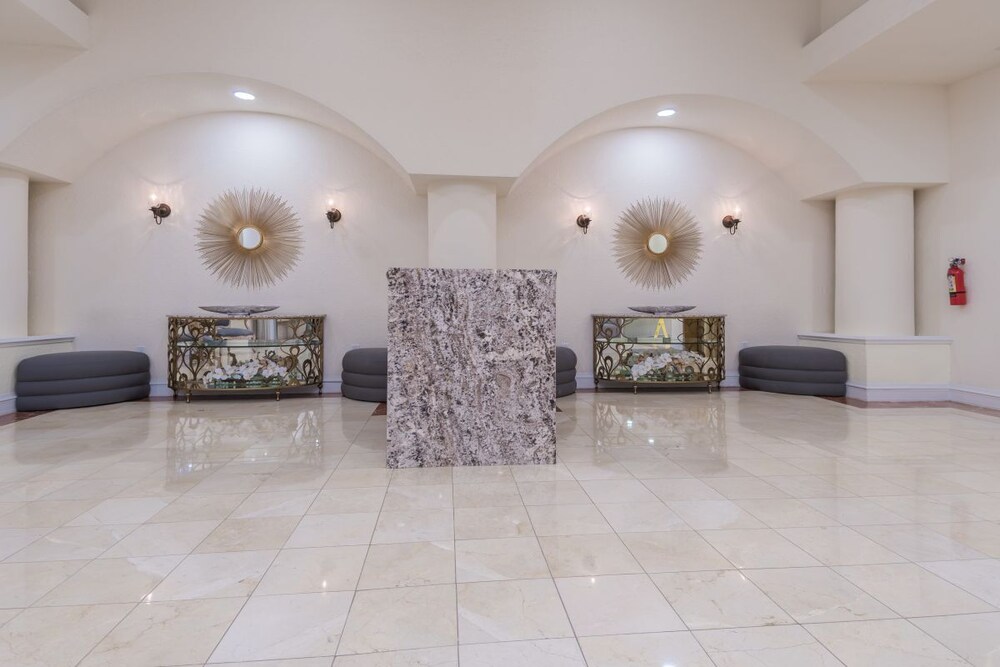 Miami Escape! Close to Art Deco, Port of Miami, Shopping Center! Fitness Center