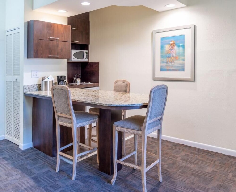 Miami Escape! Close to Art Deco, Port of Miami, Shopping Center! Fitness Center