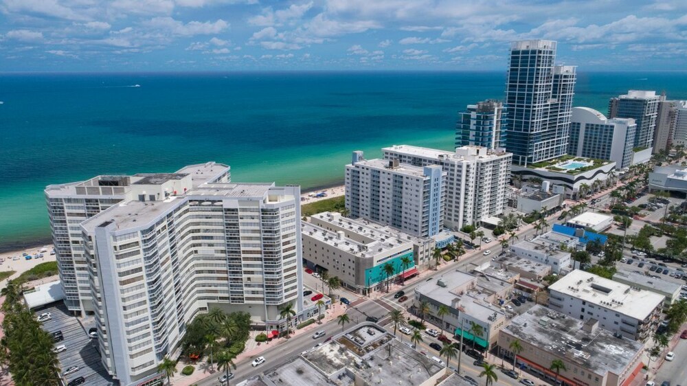 Miami Escape! Close to Art Deco, Port of Miami, Shopping Center! Fitness Center