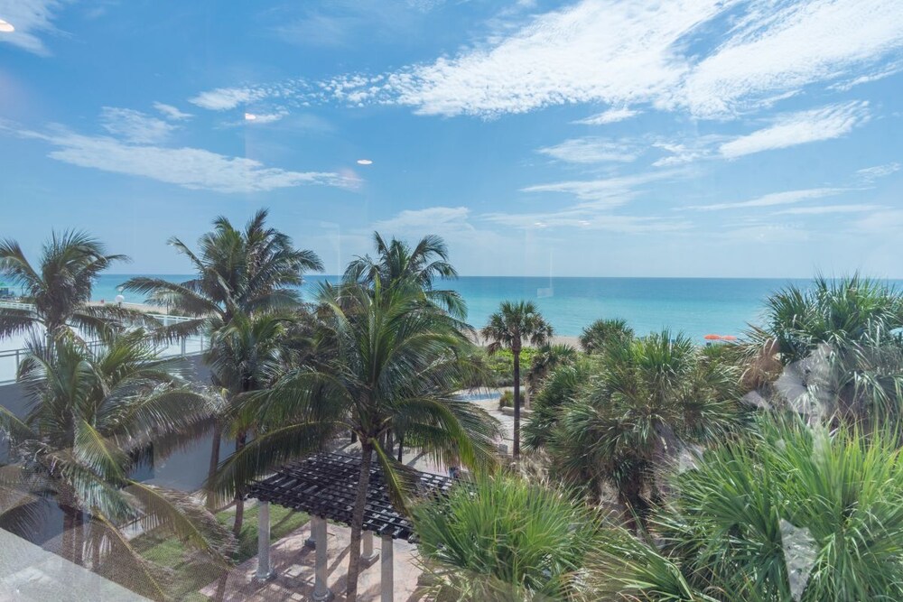 Miami Escape! Close to Art Deco, Port of Miami, Shopping Center! Fitness Center