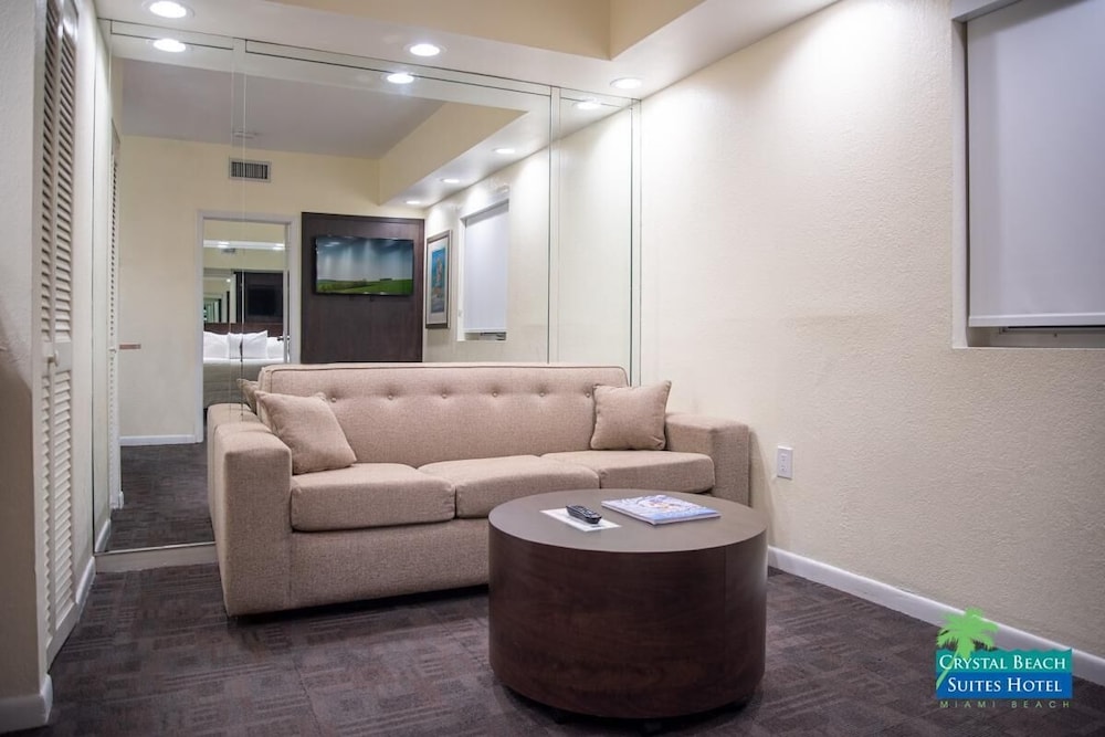 Bring the Family! 2 Modish Units Near Ocean Drive & Convention Center! Pool