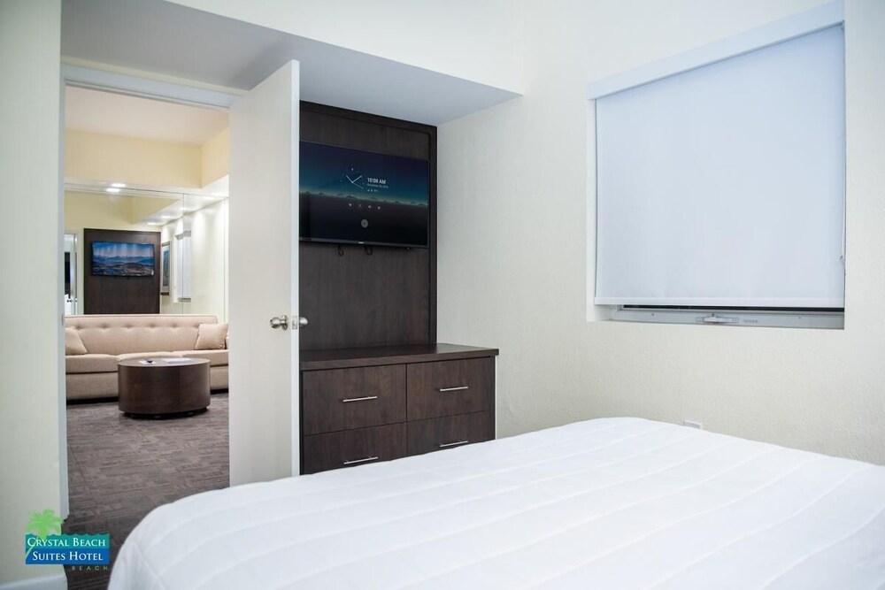 Bring the Family! 2 Modish Units Near Ocean Drive & Convention Center! Pool