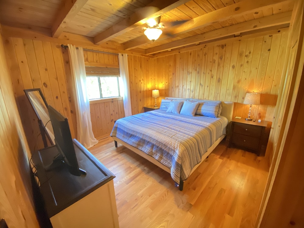 Lake Keowee Retreat with boat slip & lots of entertainment space near