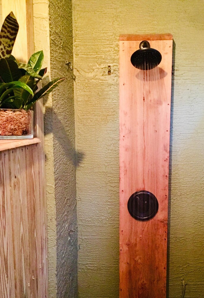 Lakehouse Cozy Suite & Charming Vintage Camper at Little Cypress Guest Suites