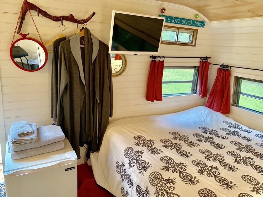 Lakehouse Cozy Suite & Charming Vintage Camper at Little Cypress Guest Suites