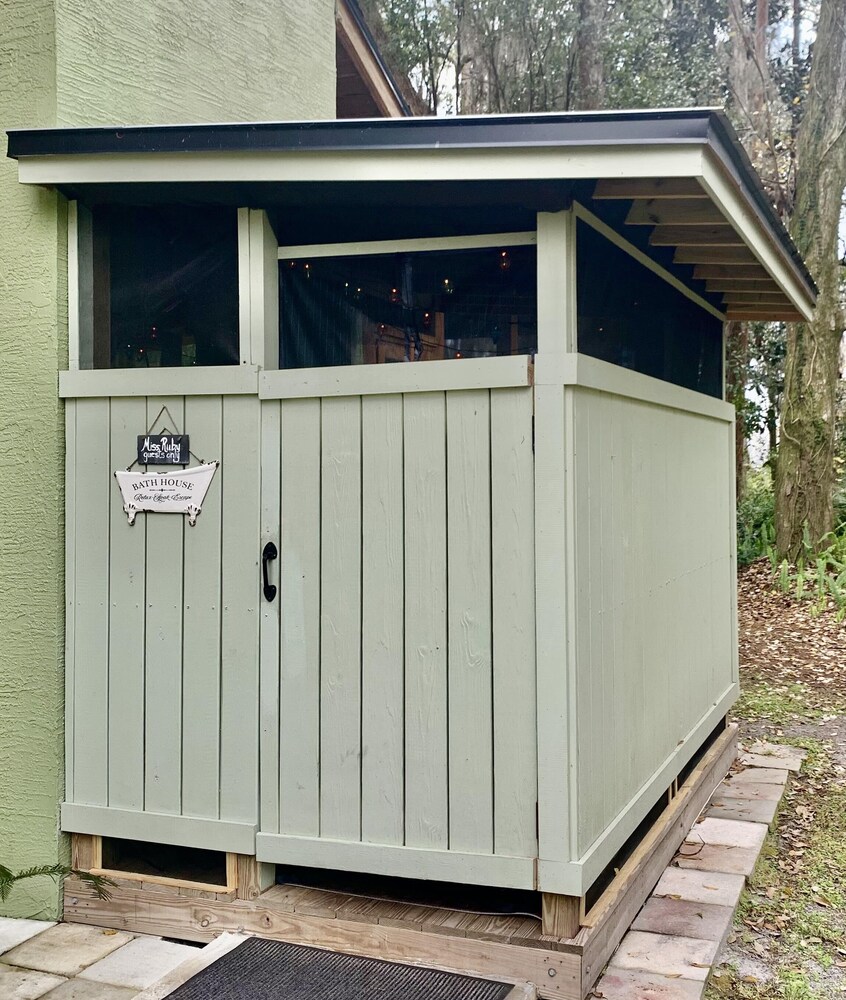 Lakehouse Cozy Suite & Charming Vintage Camper at Little Cypress Guest Suites