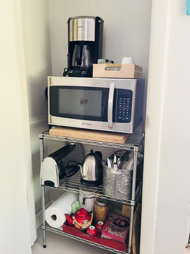 Lakehouse Cozy Suite & Charming Vintage Camper at Little Cypress Guest Suites