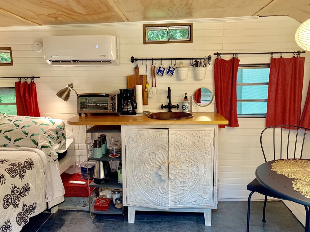Lakehouse Cozy Suite & Charming Vintage Camper at Little Cypress Guest Suites