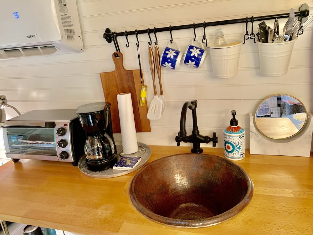 Lakehouse Cozy Suite & Charming Vintage Camper at Little Cypress Guest Suites