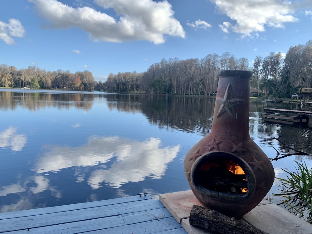 Lakehouse Cozy Suite & Charming Vintage Camper at Little Cypress Guest Suites