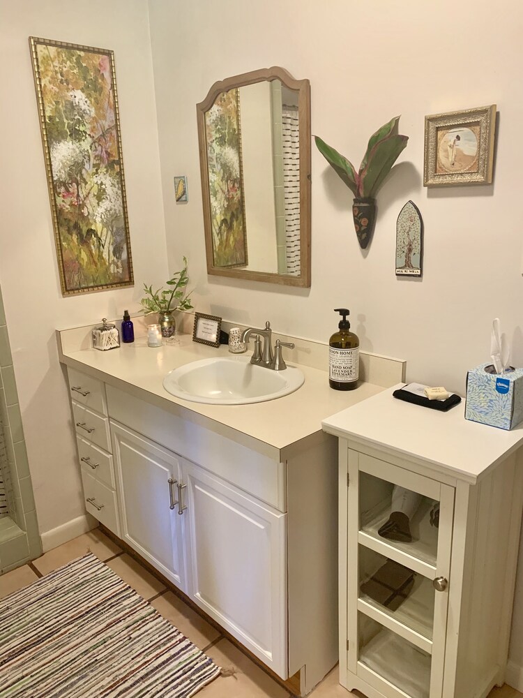 Lakehouse Cozy Suite & Charming Vintage Camper at Little Cypress Guest Suites