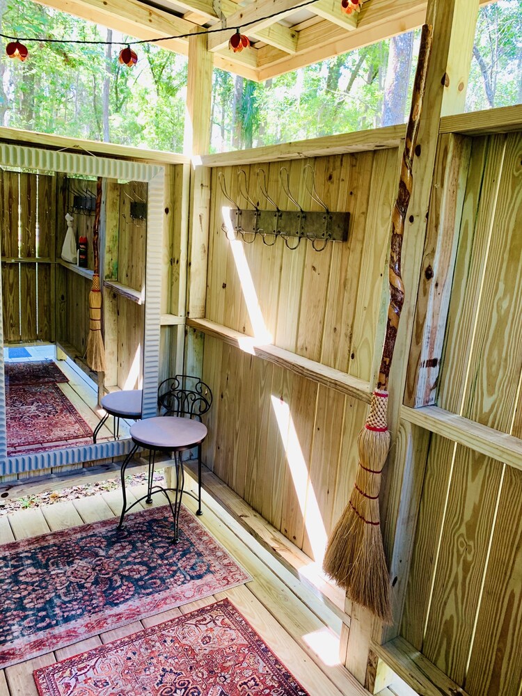 Lakehouse Cozy Suite & Charming Vintage Camper at Little Cypress Guest Suites