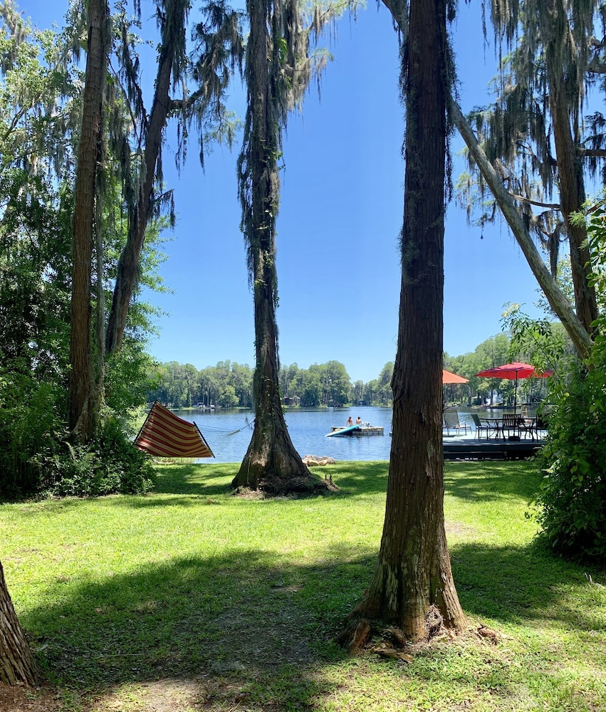 Lakehouse Cozy Suite & Charming Vintage Camper at Little Cypress Guest Suites