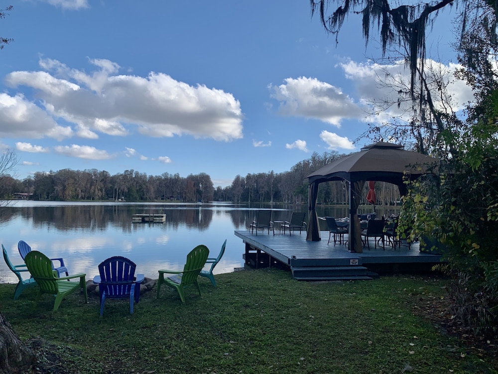 Lakehouse Cozy Suite & Charming Vintage Camper at Little Cypress Guest Suites