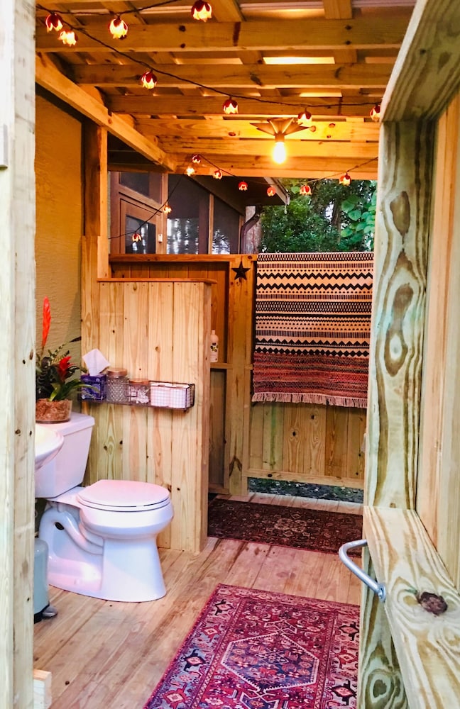 Lakehouse Cozy Suite & Charming Vintage Camper at Little Cypress Guest Suites