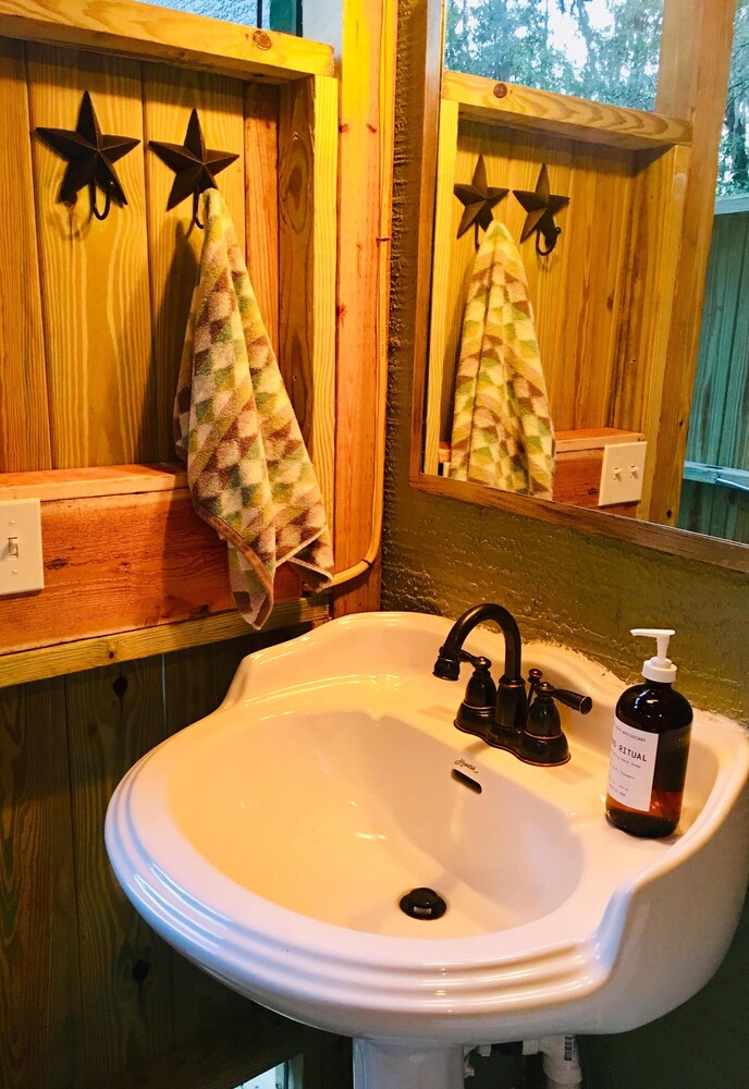 Lakehouse Cozy Suite & Charming Vintage Camper at Little Cypress Guest Suites