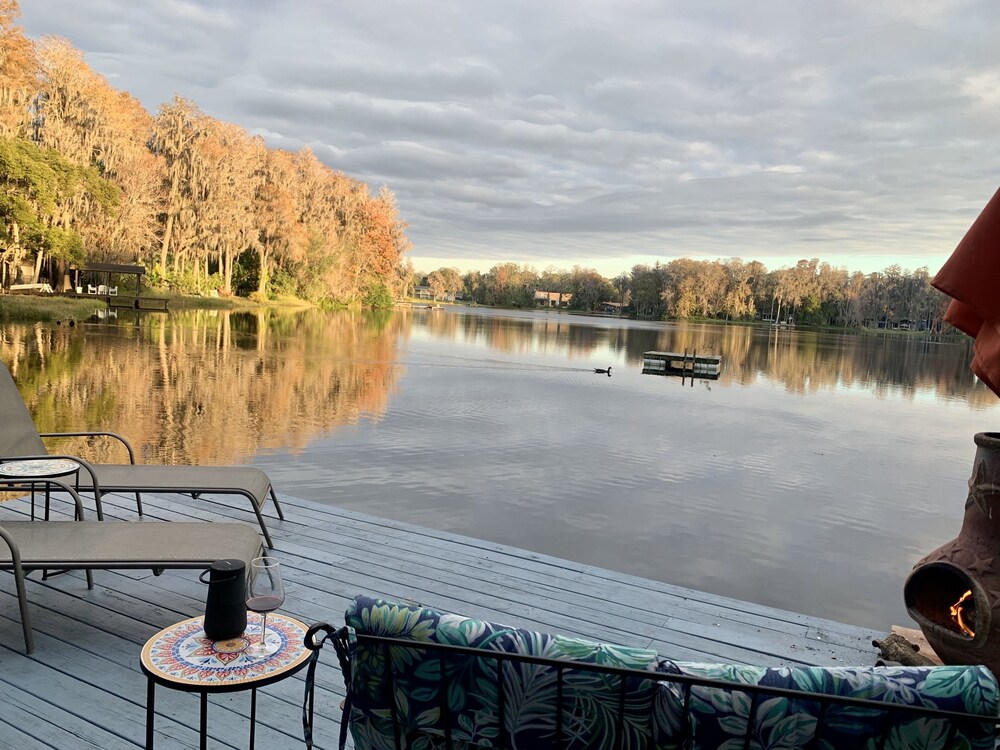 Lakehouse Cozy Suite & Charming Vintage Camper at Little Cypress Guest Suites