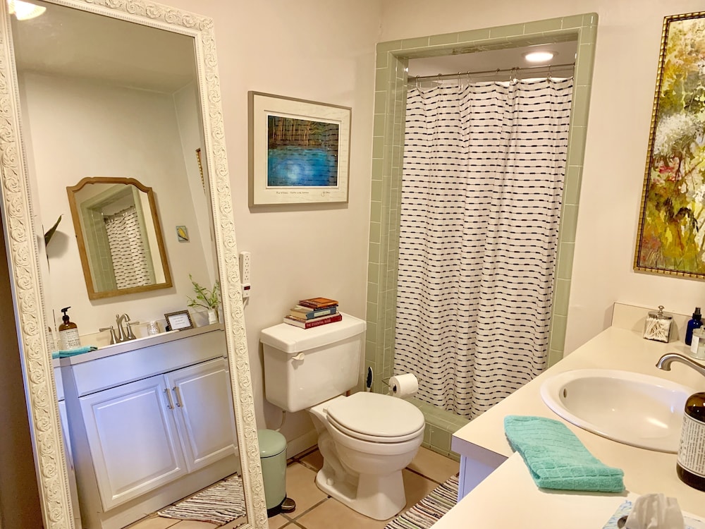 Lakehouse Cozy Suite & Charming Vintage Camper at Little Cypress Guest Suites