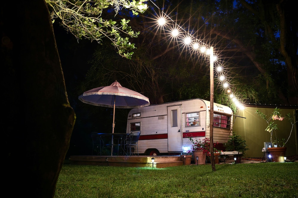 Lakehouse Cozy Suite & Charming Vintage Camper at Little Cypress Guest Suites