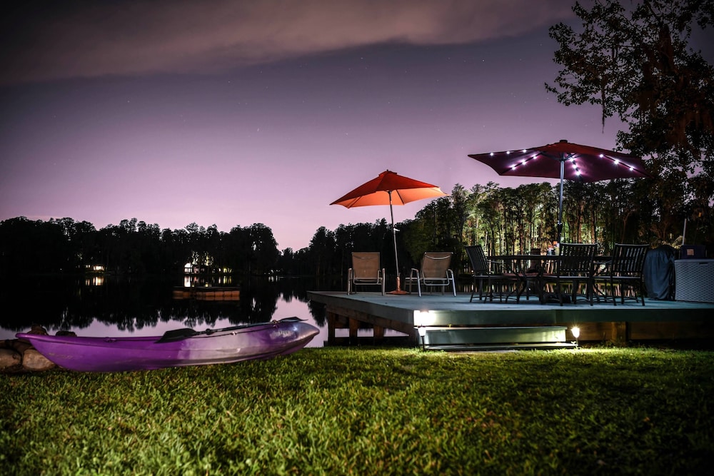 Lakehouse Cozy Suite & Charming Vintage Camper at Little Cypress Guest Suites